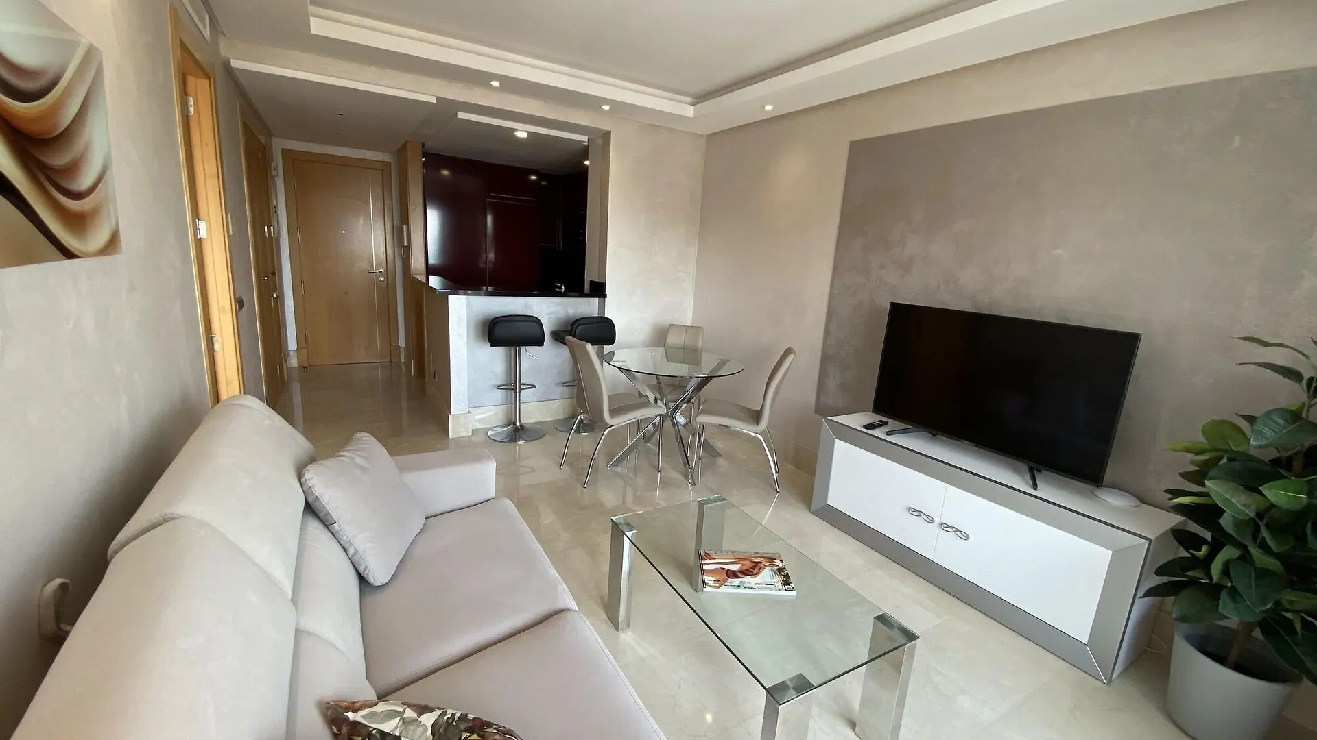 アパートホテル Artplatinum Suites & Apartments ベナルマデナ